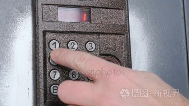 使用访问数字代码的人打开的门短视频