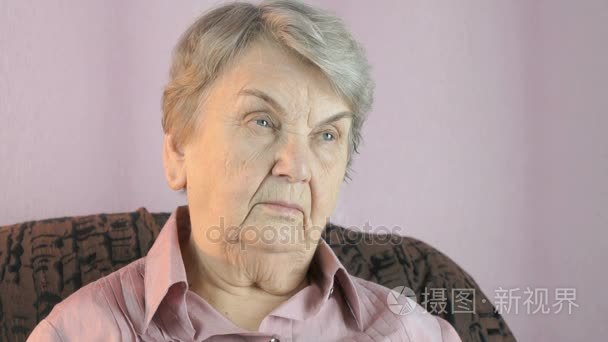 老年妇女看起来在室内的方向视频