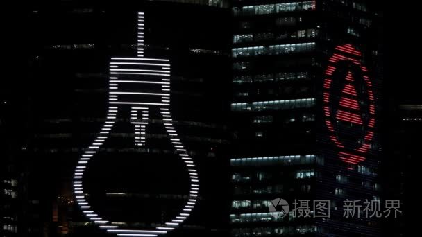 闪烁在城市建筑上的霓虹灯招牌视频