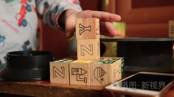 宝宝玩木发展骰子视频