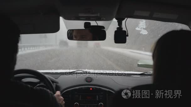 在雪中开车上公路，路面很滑，能见度低，预防措施