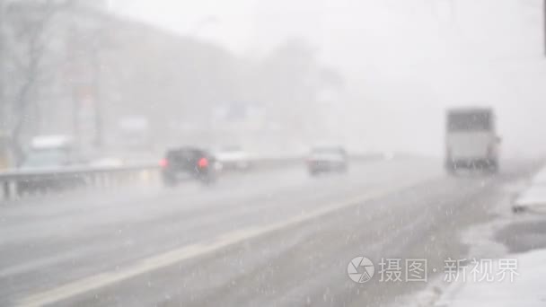 城市交通在冬季降雪量，湿滑的路况，发生意外的风险