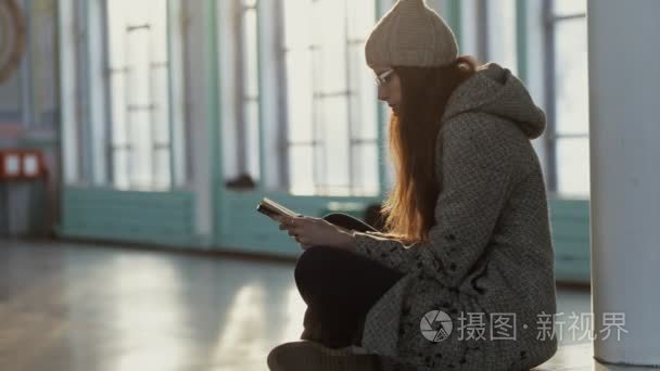 老女人看书被遗弃的公共建筑物视频