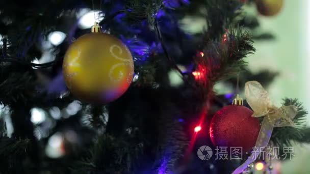 圣诞节和新年树装饰、 花环和玩具