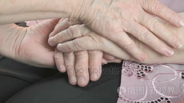 女人抱着松弛皱纹的老妇人的手视频