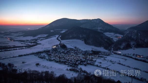 时间流逝日落至村山景观的夜晚视频