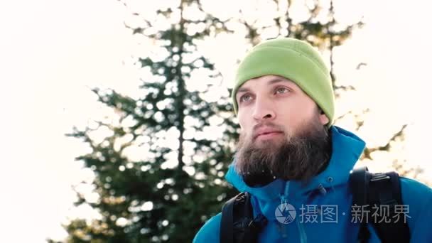 在冬季森林旅游人的肖像视频