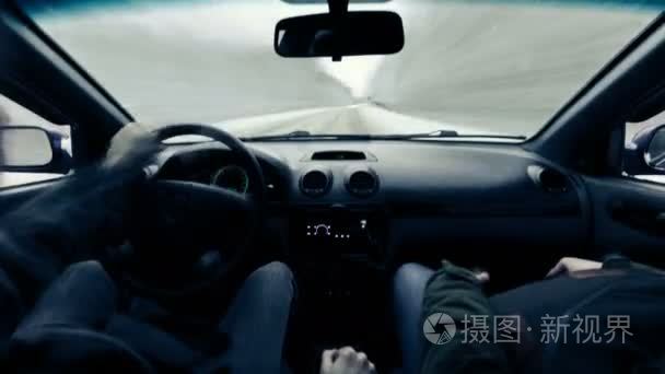 驾驶一辆汽车上冬天路定时视频视频