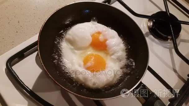 吃在一个平底锅煎鸡蛋视频