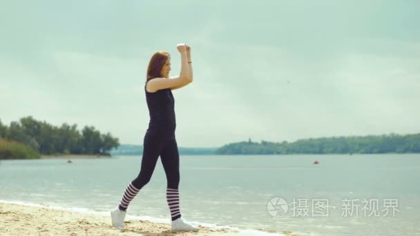 漂亮的红发女孩做保健操在河上