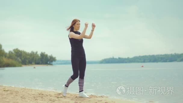 漂亮的红发女孩做保健操在河上视频