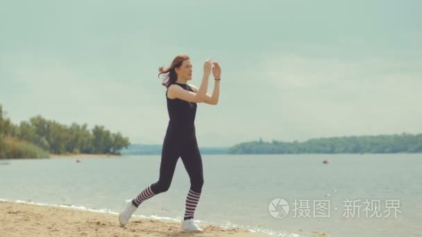 漂亮的红发女孩做保健操在河上