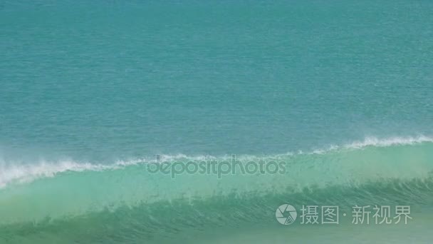 可爱溅绿松石海浪视频