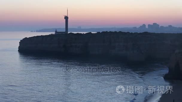 海海岸日落景观和灯塔视频