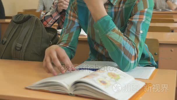 学生在课上读学校教科书视频