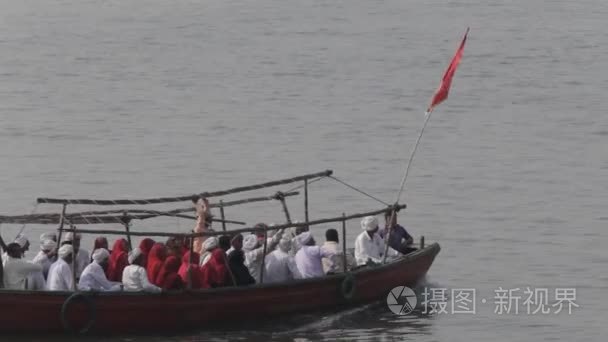 船上载满了人漂流的河流恒河视频