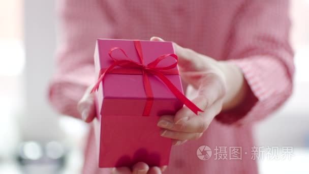 女人手红丝带开幕红色礼品盒视频