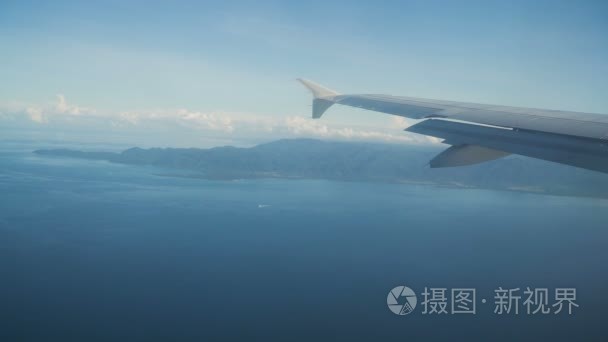 查看从飞机窗口上的高山和海洋