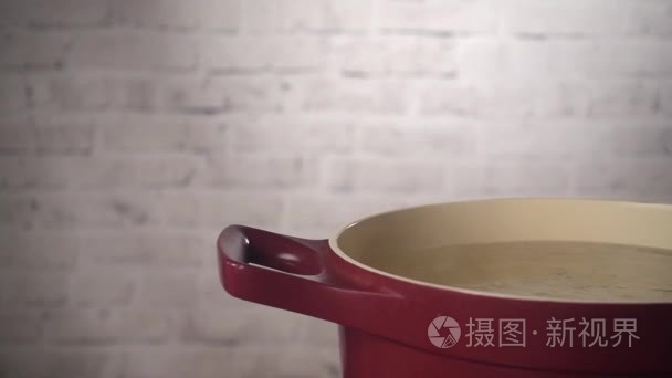 厨师准备意大利面食。面条落入沸水中厨房-慢动作视频