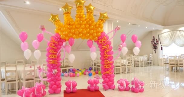 气球生日快乐装饰的拱门
