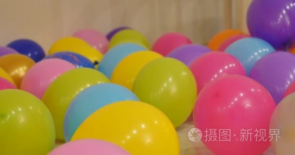 色彩缤纷的气球在聚会视频