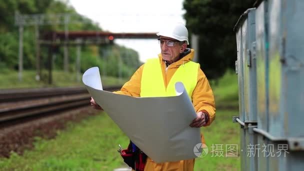 穿着黄色制服的铁路工人视频