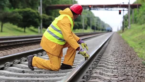 穿着黄色制服的铁路工人视频