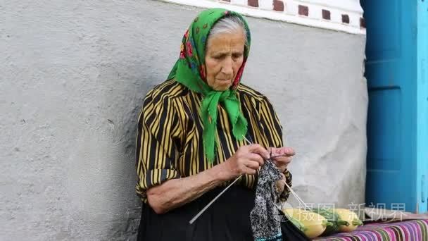 老年妇女织袜子视频