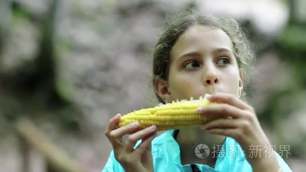 漂亮的女孩吃玉米视频