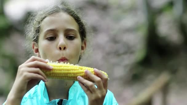 女孩吃玉米视频