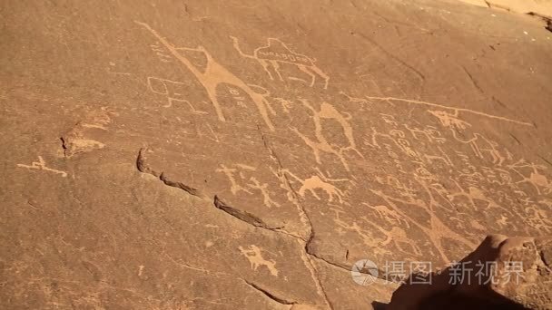 古代岩画描绘人类和骆驼