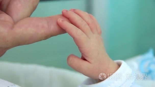 刚出生的婴儿，握着母亲的手