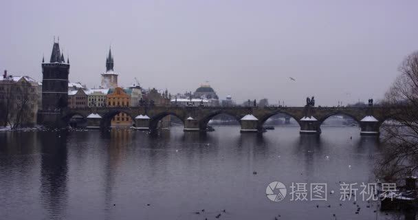 查理大桥在老城，从滨海河，布拉格慢动作来看