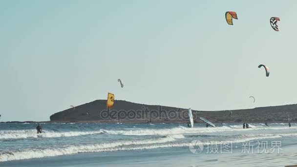 在大西洋，极端的夏季运动风筝冲浪。加那利群岛