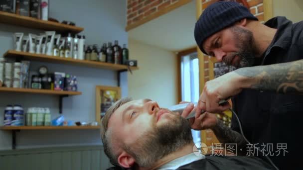 男士发型设计和理发师店或发廊理发。男子美发师做发型胡子成年男子在男士美发沙龙