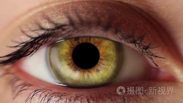 虹膜改变颜色短视频