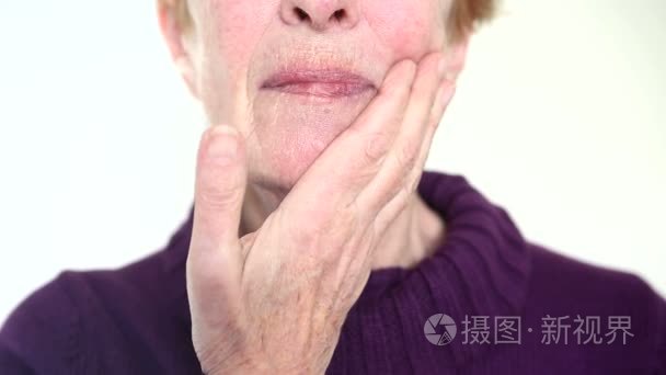 老女人有牙齿疼痛的特写