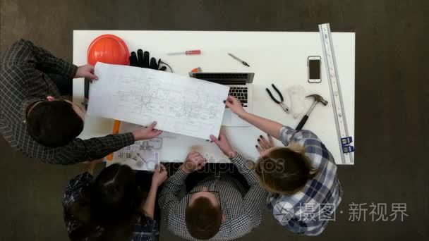 集团的年轻建筑师图纸上工作视频
