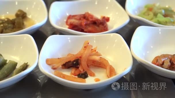 传统的韩国小菜吃用筷子，很多菜单