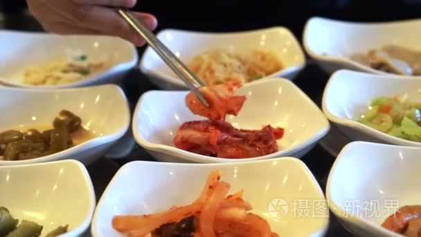 传统的韩国小菜吃用筷子，很多菜单