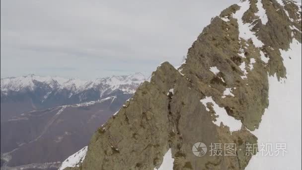 飞越山峰与雪视频