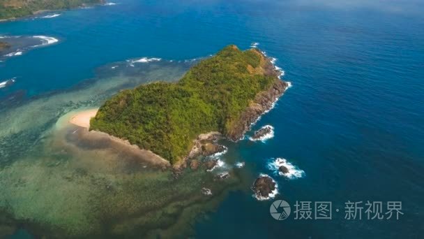 与热带岛屿 沙滩 岩石和波浪的海景。卡坦端内，菲律宾