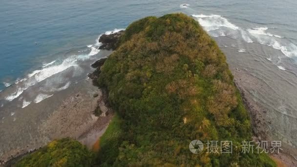 与热带岛屿、 沙滩、 岩石和波浪的海景。卡坦端内，菲律宾