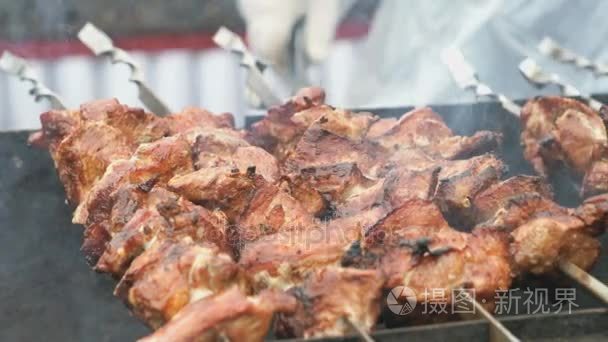 烹饪的猪肉馅上煤金属串