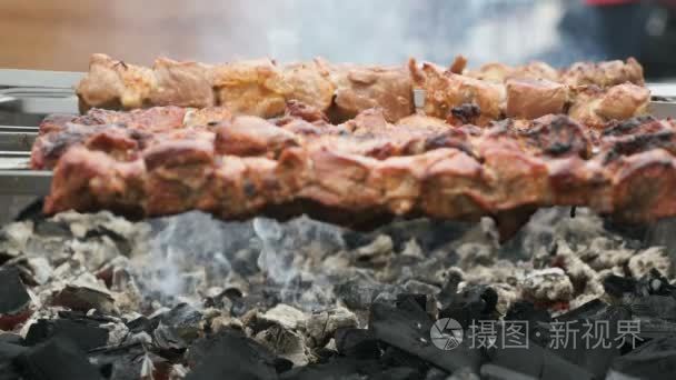 烹饪的火盆上串烧牛肉视频