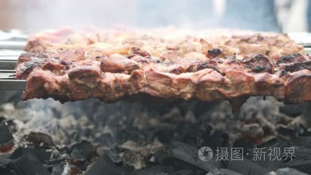 烹饪的火盆上串烧牛肉