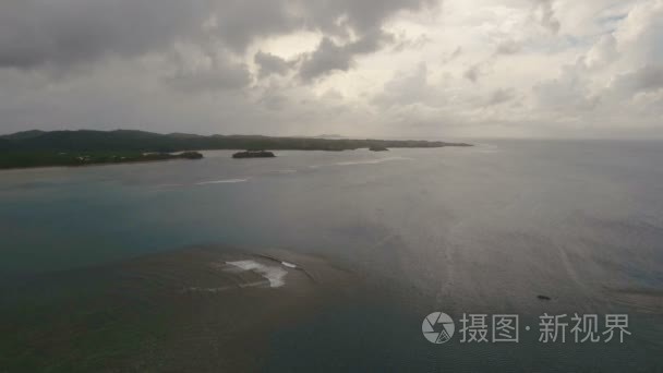 与热带岛屿、 沙滩、 岩石和波浪的海景。卡坦端内，菲律宾