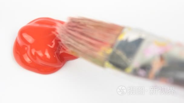 画笔和红色油漆颜色视频