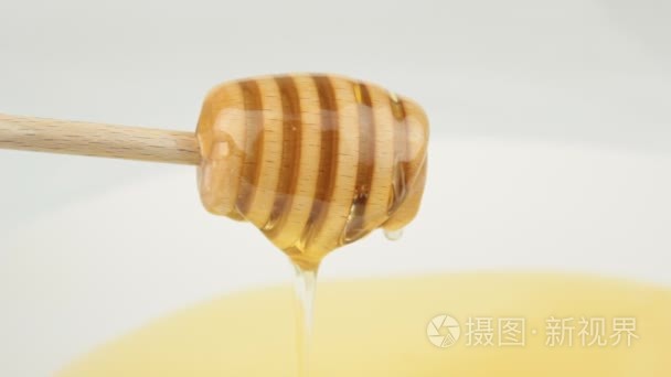 从木材蜂蜜勺蜂蜜滴视频