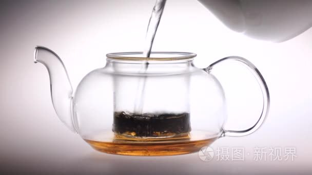 沸腾的水倒入玻璃茶壶茶叶视频